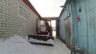 Вывозим снег со  двора с помощью трактора т-25.