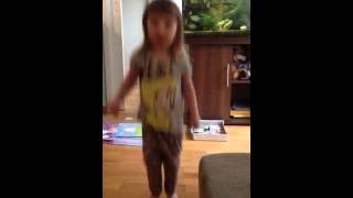 Маленькая девочка прыгает так что упали штаны Little girl jumping so pants went down