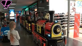 Вредные Детки КАТАЕМСЯ НА ПОЕЗДЕ В СУПЕРМАРКЕТЕ ЦУМ-ЦУМ Кушаем Пицу Bad Baby