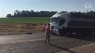 Caminhoneiro fura bloqueio e avança sobre manisfestantes na PR-182 em Realeza PR