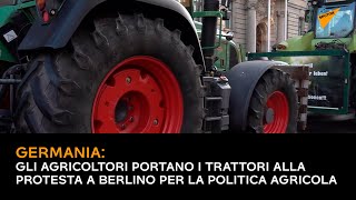 Germania: gli agricoltori portano i trattori alla protesta a Berlino per la politica agricola