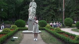 Татьяна Белоус читает свои стихи у памятника Пушкину