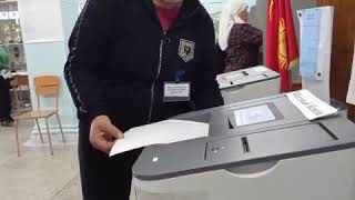 Выборы 2021: На участке №7077 в Токмоке, член УИК вставляет бюллетени за избирателей в урну