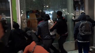 Беспорядки в США : как протестующие громят магазины в Нью-Йорке - видео