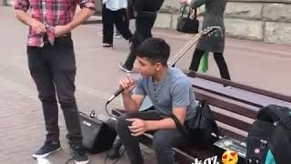 Молодой парень поет "половина моя" на улице красиво.Kavkaz