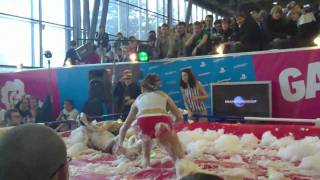 Игромир 2010. Женский рестлинг в пене.