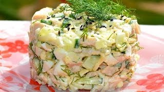 Салат из кальмаров и крабовых палочек.