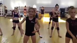 Маленькие Девочки танцуют под песню Ольги Бузовой Вот она я!!!