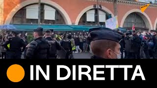 Parigi: gilet gialli protestano contro il pass vaccinale e la politica di Macron