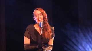 " Pjoff som Piaf " Aina Kristiansen på Gapskratten Revyfestival 2014