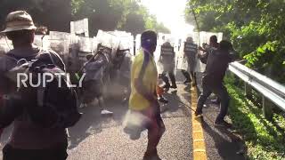 Mexico: Migrants travelling in caravan clash with police near Pijijiapan