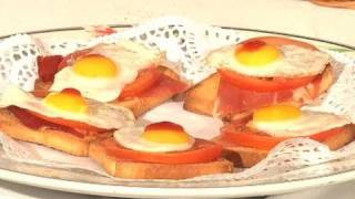 Montadito de huevo de codorniz y jamón en salsa brava