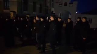 Семинаристы встретили радикалов С14 церковным пением под Киево-Печерской лаврой | Страна.ua