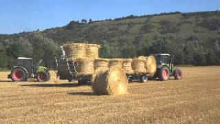deux jeunes chargent la paille