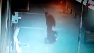 Избиение мужчиной своей  жены произошло в Стамбуле.Но смелый дворник  спас женщину от хулигана