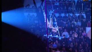 Gymnast on heavy trapeze