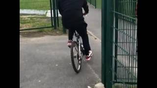 Kaaris essaye de faire des roues arrière en vélo!