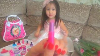 Барби косметика. Макияж. Открываем подарок! Barbie cosmetics . Make up. Open gift!
