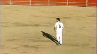pulando boi (Guy Jumps Over a Bull)