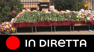 Russia, a Kazan le persone lasciano i fiori davanti alla scuola