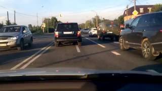 Дерутся в машине, девушка бьет мужика в range rover