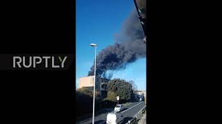 Italy: Refinery fire sends column of smoke into Livorno sky