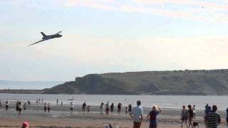 Vulcan Bomber stuns beach-goers with a low fly by
