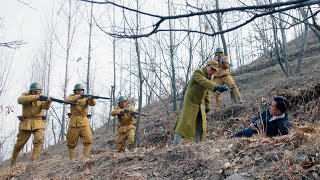 戰地記者拍照被日軍發現，百姓為了幫助記者逃走，主動出面將日軍引走！ 抗日