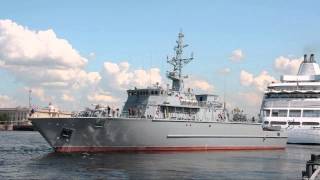 Базовый тральщик  «Александр Обухов» проекта 12700 отходит от Адмиралтейской набережной.