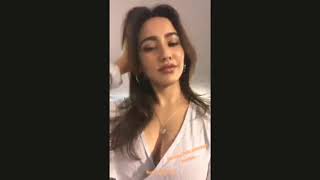 #Neha sharma Hot B**bs flashing....