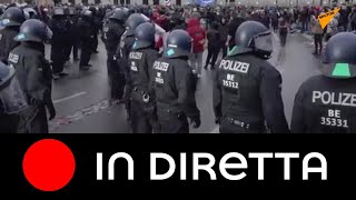 Berlino, gli scontri tra manifestanti e polizia