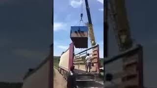 Шок человека привалило. Загрузка фуры.