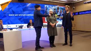 Les frères Safronov et sa majesté le jeu de cartes