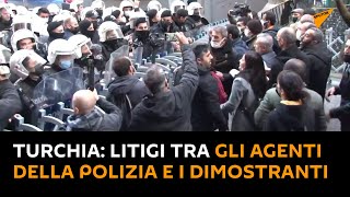 #Turchia: litigi tra gli agenti della polizia e i dimostranti