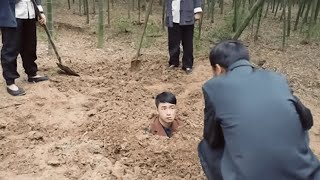 黑幫將小伙活埋，殊不知他是功夫高手，一下子就從土裡跳了出來！