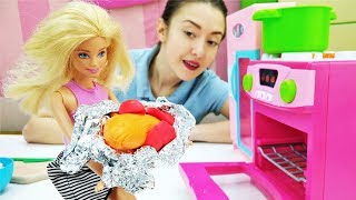 Барби и Катя готовятся к Новому Году: готовим вместе!
