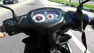 Nova crypton role ate  a praia com carangueijo atravessando a pista