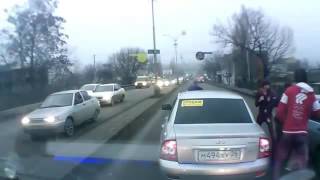 Драка на дороге. Бьют все что дивжется. 18 + Драка