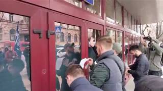 Націоналісти облили кров’ю будівлю НАБУ