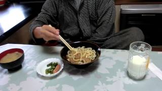 【飯動画】　津軽弁バージョン　おとんが作ってくれた　うどんとアスパラガス炒め　なめこ汁 lunch in　at home