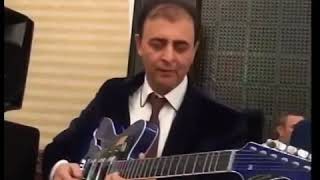 МУЖИК НЕРЕАЛЬНО КРУТО ИГРАЕТ НА ГИТАРЕ................................