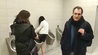 Баба ссыт в мужском туалете в писуар ))