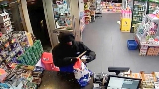 Team West - Opgefokte overvaller steekt medewerker avondwinkel Leiden met mes
