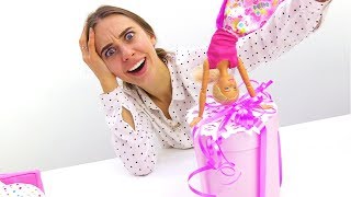 Барби упаковывает подарок для Штеффи. Поделки с Барби