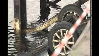 OPEL ASTRA упал в Неву на набережной Макарова