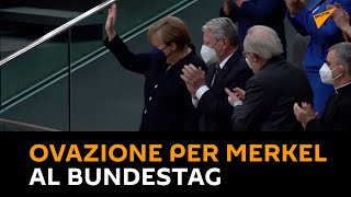 Ovazione per #Merkel al #Bundestag