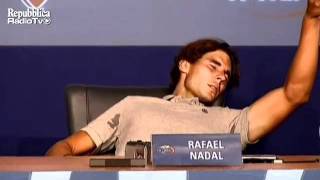 Nadal colpito da un crampo crolla a terra in sala stampa agli US Open