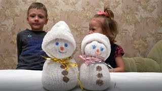 Слава и Ульяна делают новогодние снеговики из носков своими руками умелые ручки