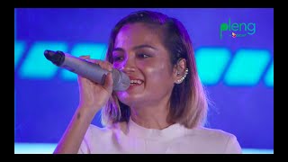 បទ "First Kiss" ពី ​Smallworld Smallband ក្រុមតូច