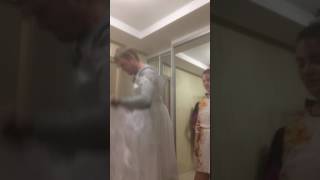 Прикол пацан танцует в свадебном платье